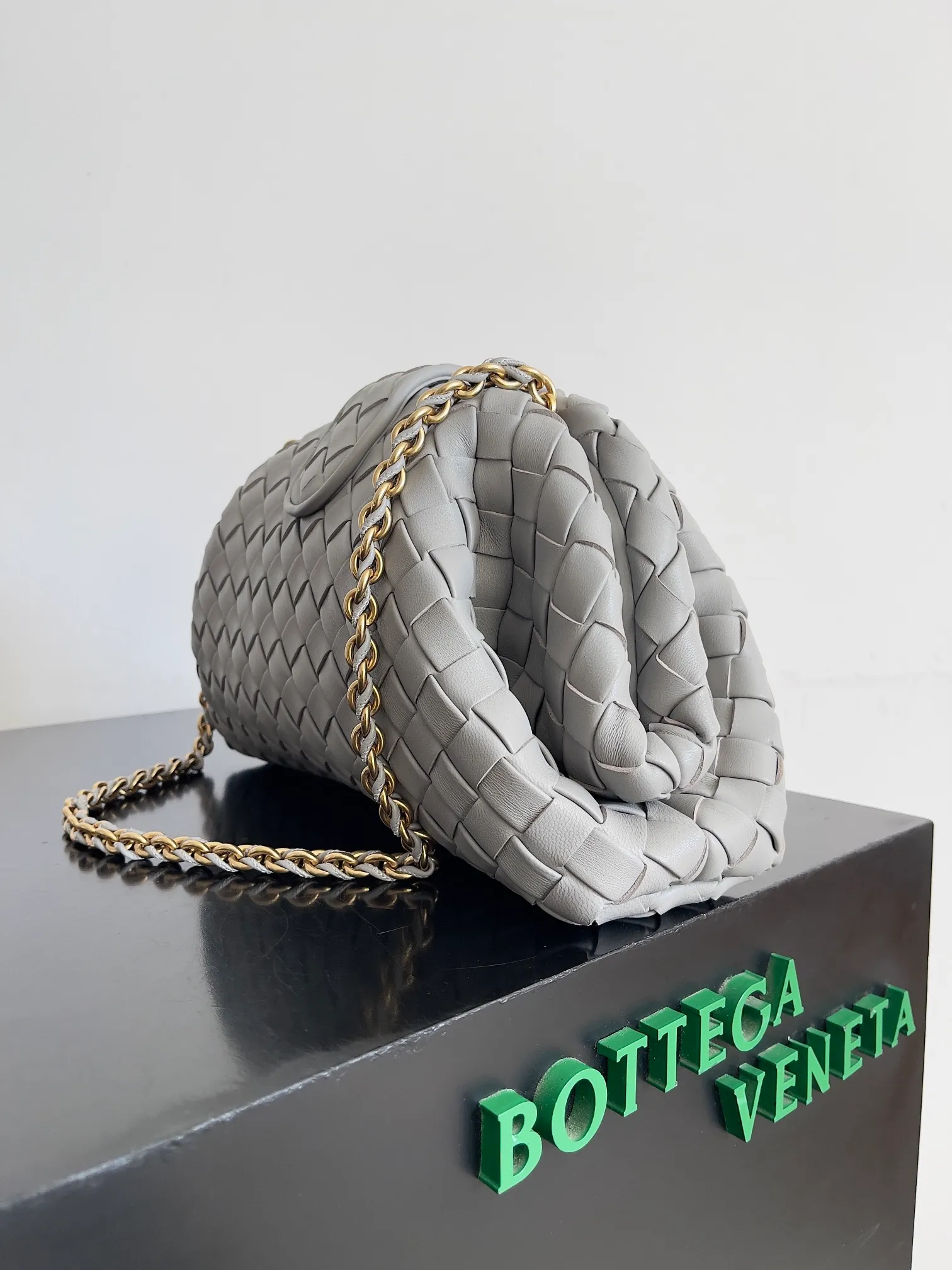 Batch 2260 BOTTEGA VENETA Lady's LAUREN CLUTCH Chain Clutch was inspired by 40 years ago. It is a perfect fusion of classic and modern bags. It is effortless and fashionable for any occasion and at any time. The newly added detachable metal chain allows people to have more ways to carry it. It is grand and elegant. Style No.: 785807 Size: 31.5*16.5*11cm